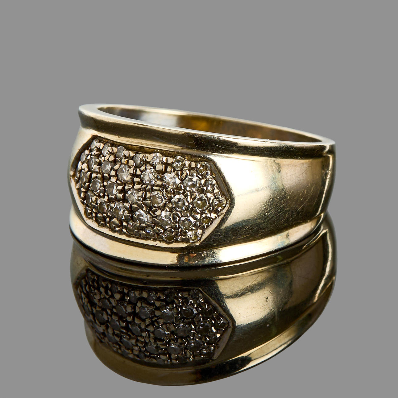 RING, 18k vitguld med pavéinfattade diameter.