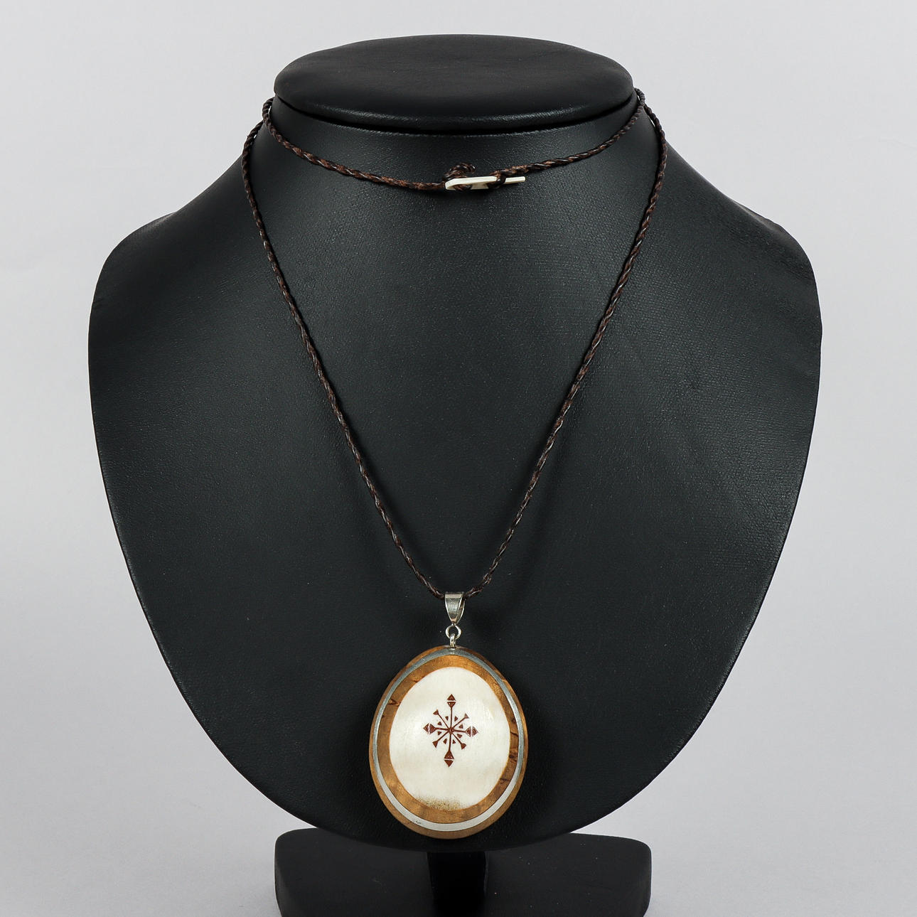 LARS PIRAK. Hängsmycke, samearbete.