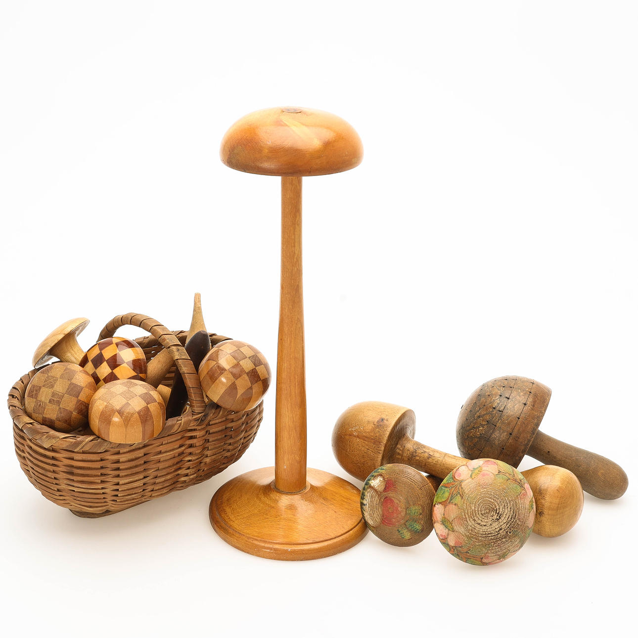 STOPPSVAMPAR, 13 delar, trä, delvis bemålade.