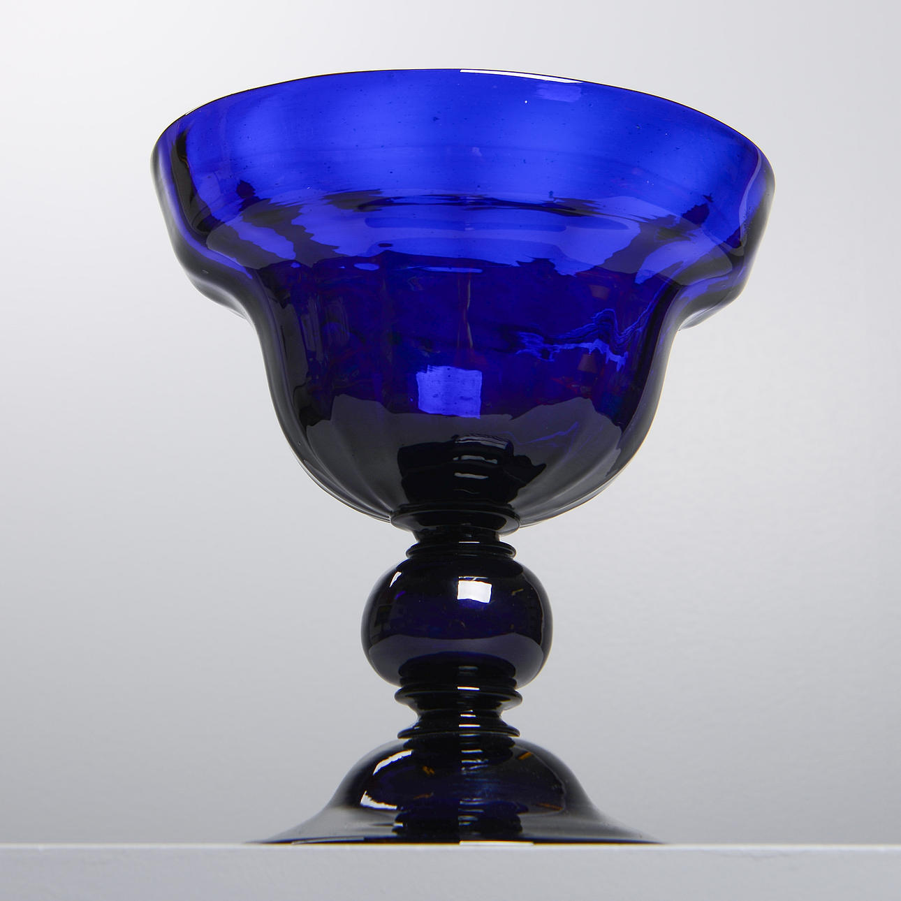 OIDENTIFIERAD KONSTNÄR. Large bowl on foot, signed.