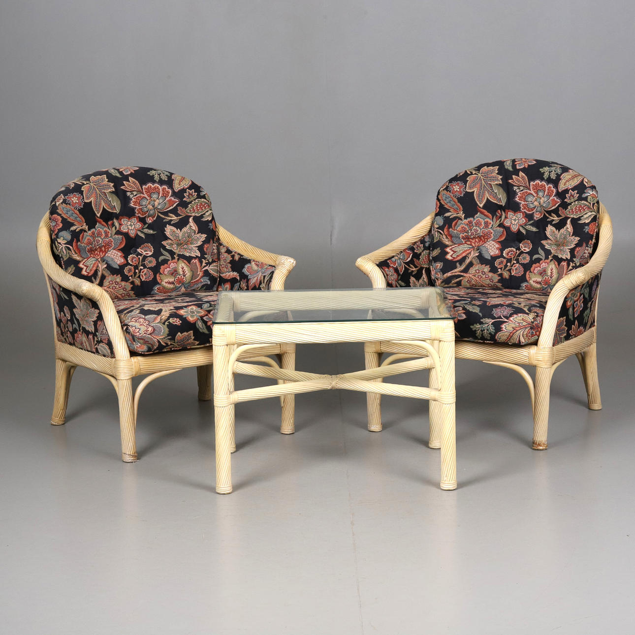 Sittgrupp. 3 delar, rotting, textil, glas.