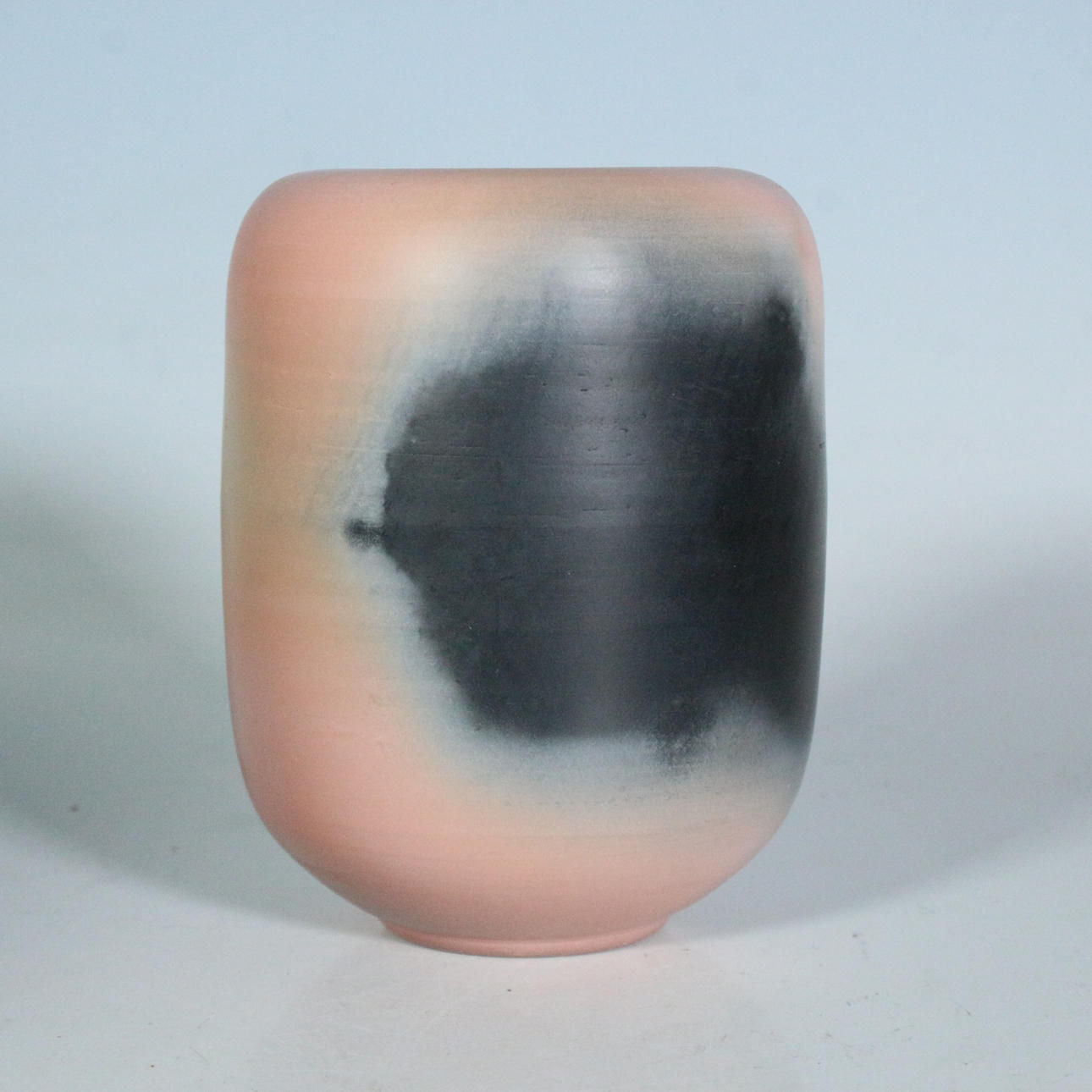 UNBEKANNTER KÜNSTLER. Small ceramic vase, signed.