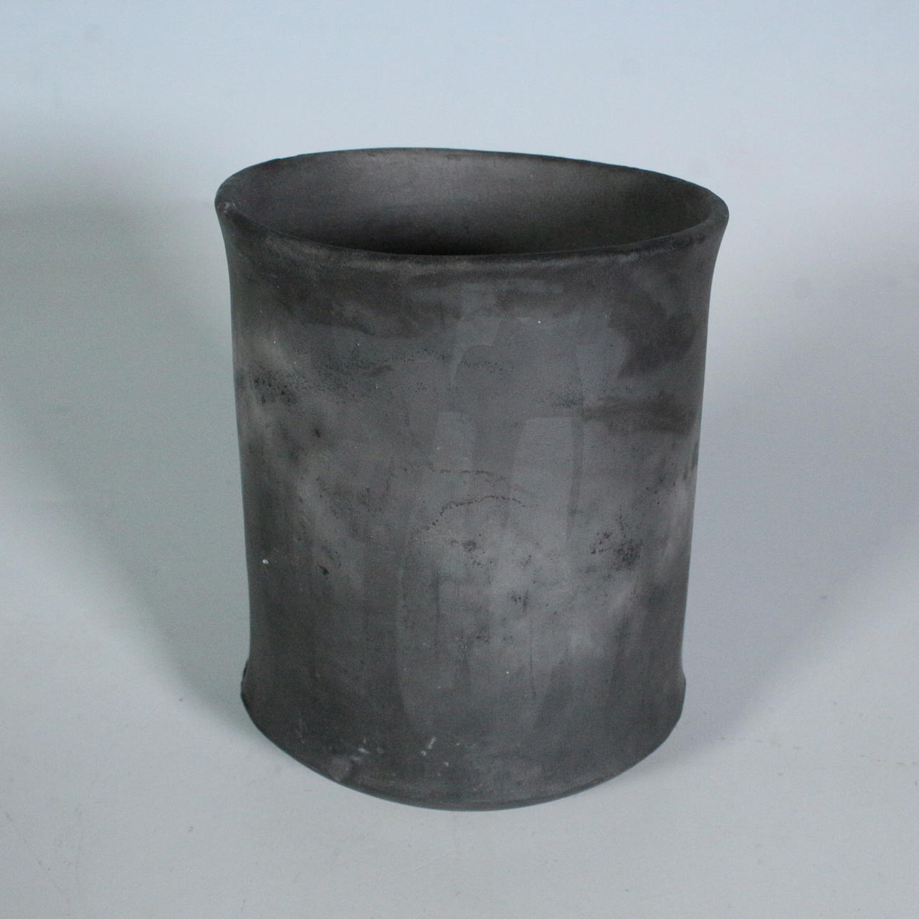 UNBEKANNTER KÜNSTLER. pottery, signed.