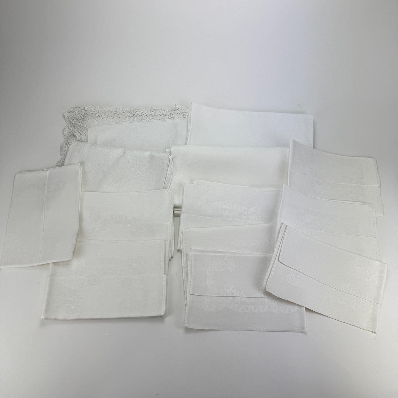 Tablecloths and tableware, among other damask, 20th century.