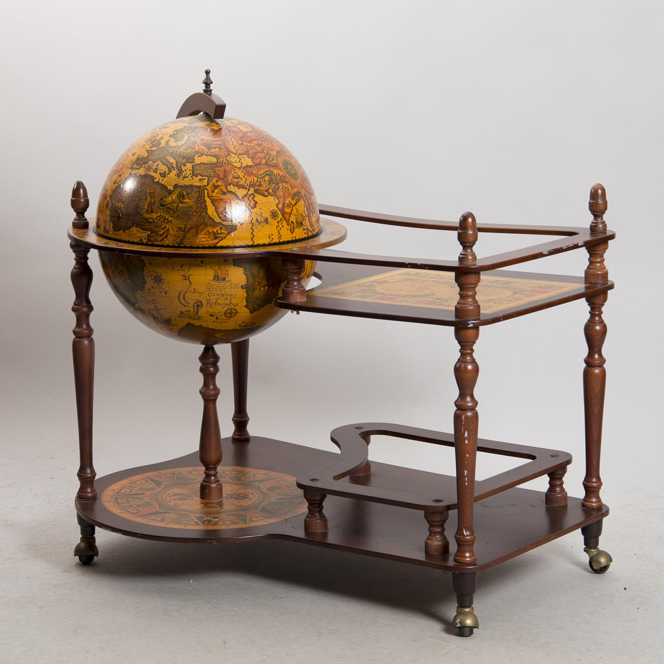 SERVERINGSVAGN MED BARSKÅP I FORM AV JORDGLOB, engelsk stil.