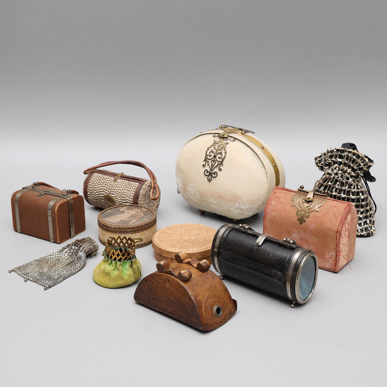 SYETUIN, VÄSKOR samt ASKAR, 11 delar, 1800/1900-tal.