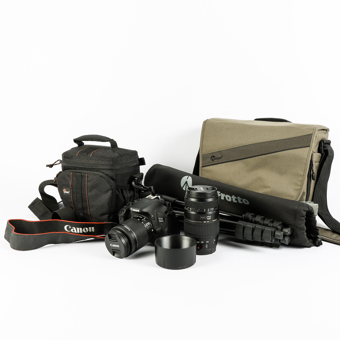 CANON EOS 700D Systemkamera med objektiv och tillbehör.