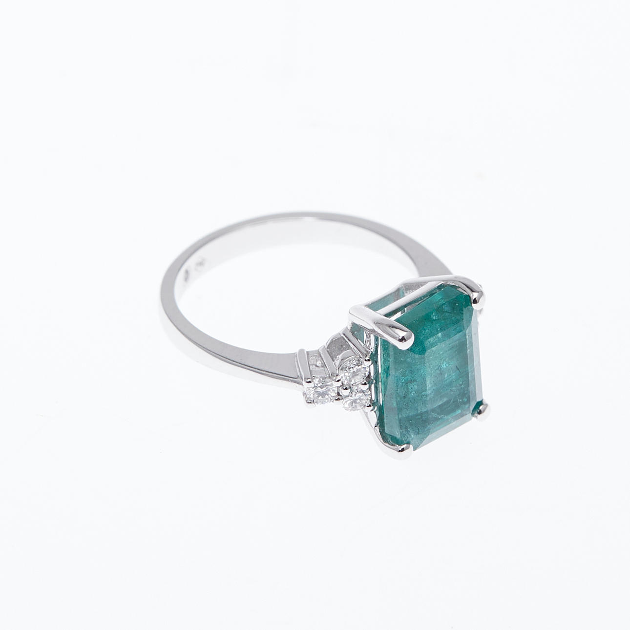 Emerald ring, 750 white gold, diamonds.
