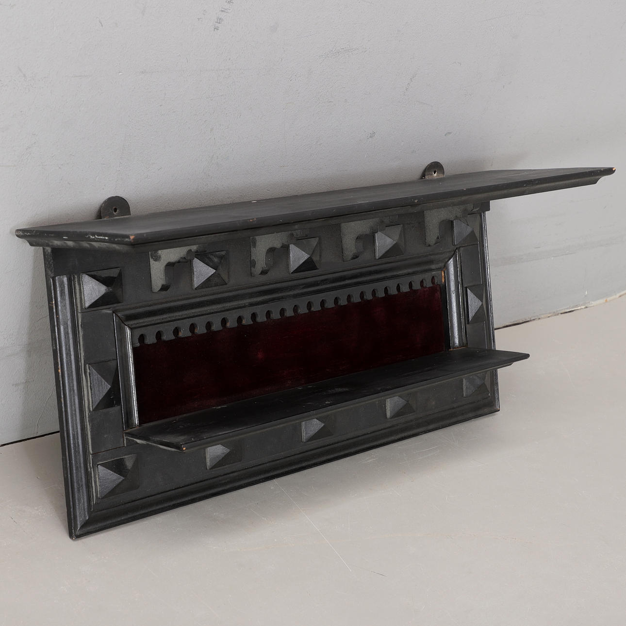 VÄGGHYLLA, tidigt 1900-tal.