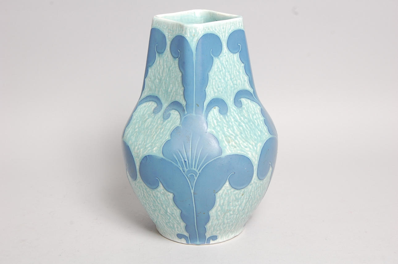 VAS, stengods, " sgrafitto " jugend, Josef Ekberg,Gutavsberg, 1920.