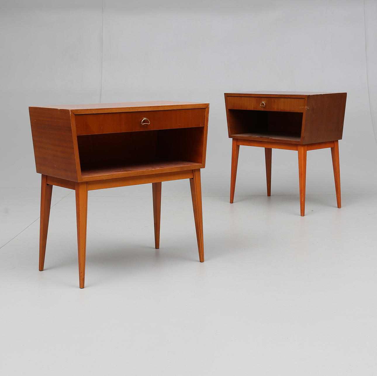 SÄNGBORD, 1 par, 1900-talets mitt.