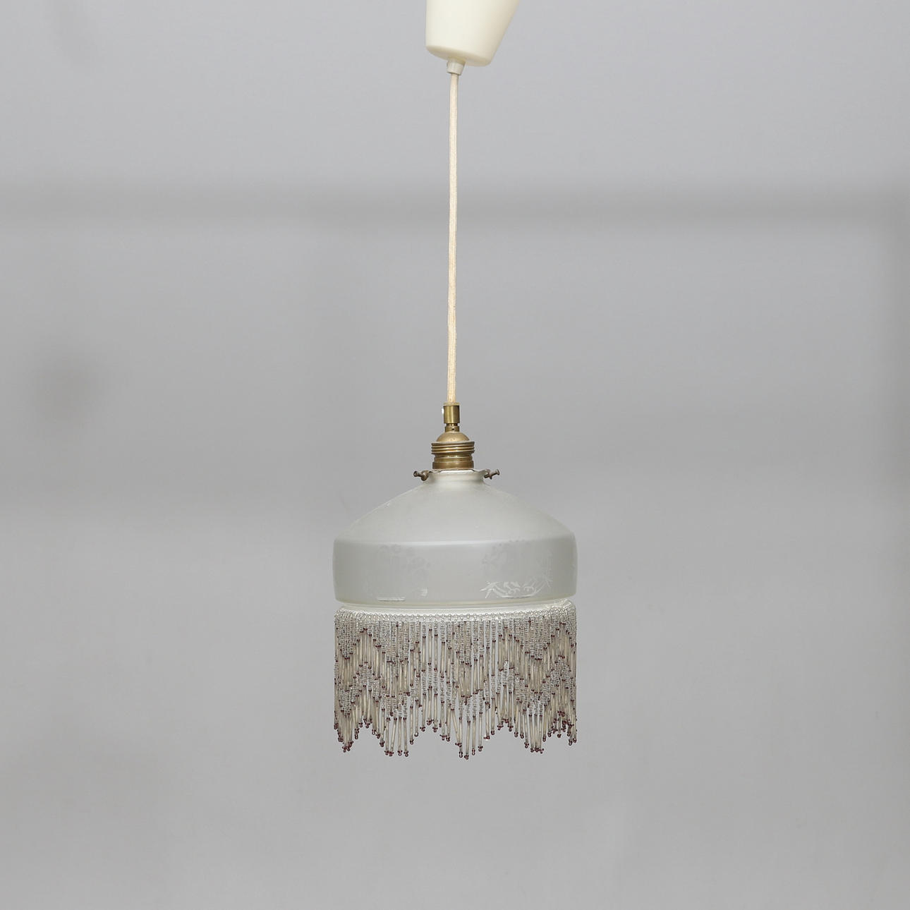 PÄRLFRANSLAMPA, glas, 1900-talets början.