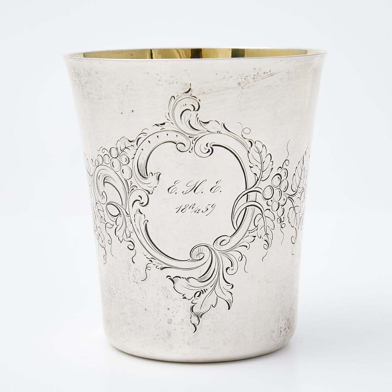 PEHR ZETHELIUS. Bägare, silver, 1794, invändig förgyllning, driven dekor av bladslingor akantus, gravyrer i kartuscherna.