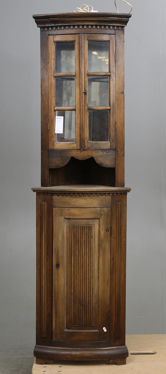 HÖRNSKÅP, allmoge, 1800-tal.