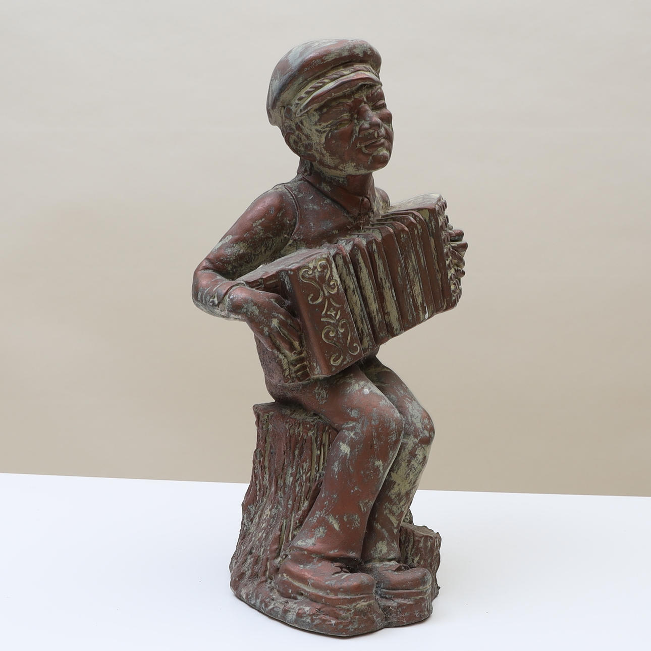 GINO MANCA. Skulptur, patinerad betong, signerad.