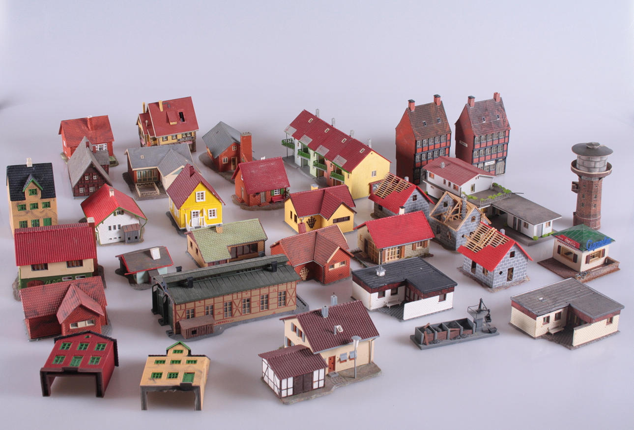 PARTI MODELLHUS, bl.a. Helgan, Faller, 32 st.