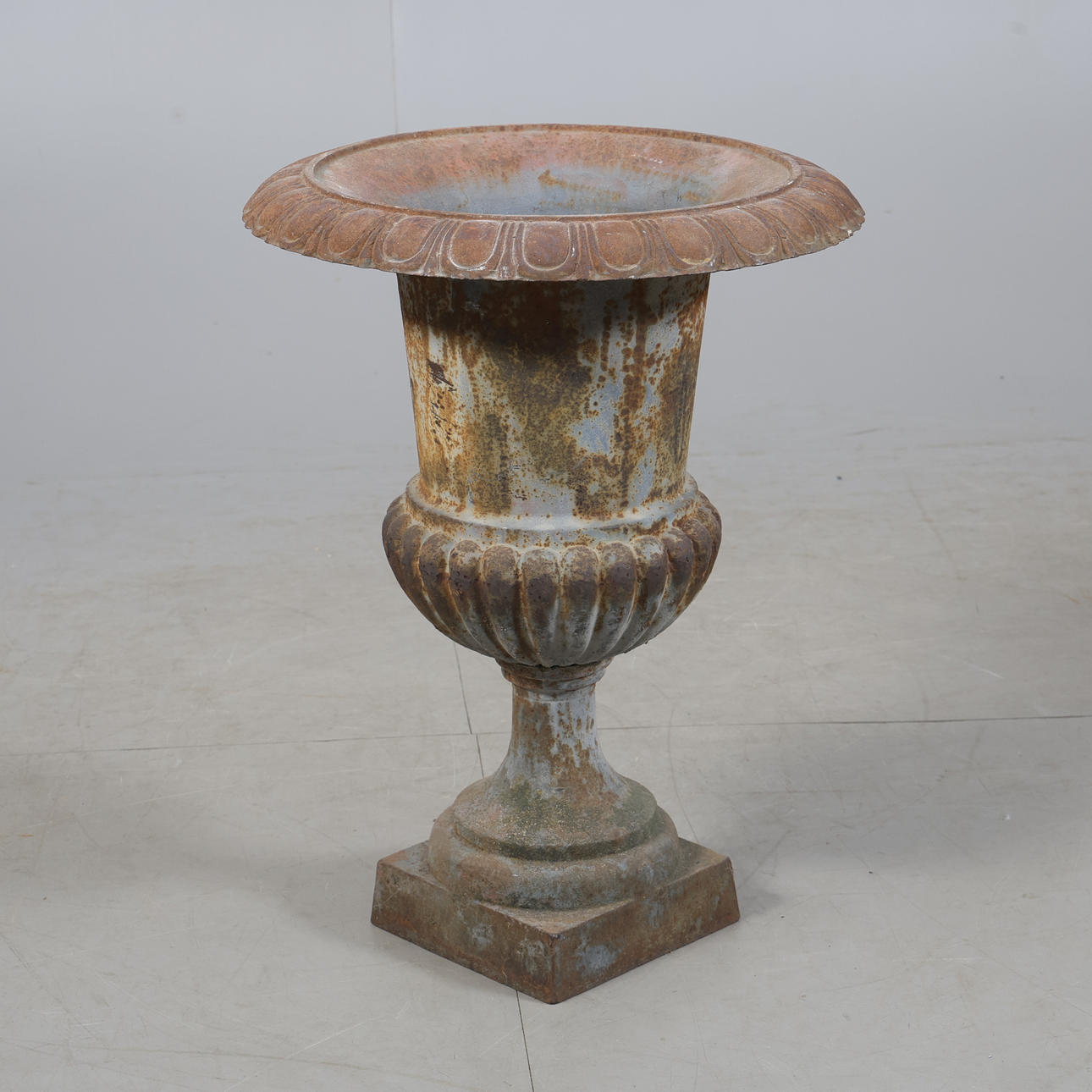 TRÄDGÅRDSURNA, gjutjärn.