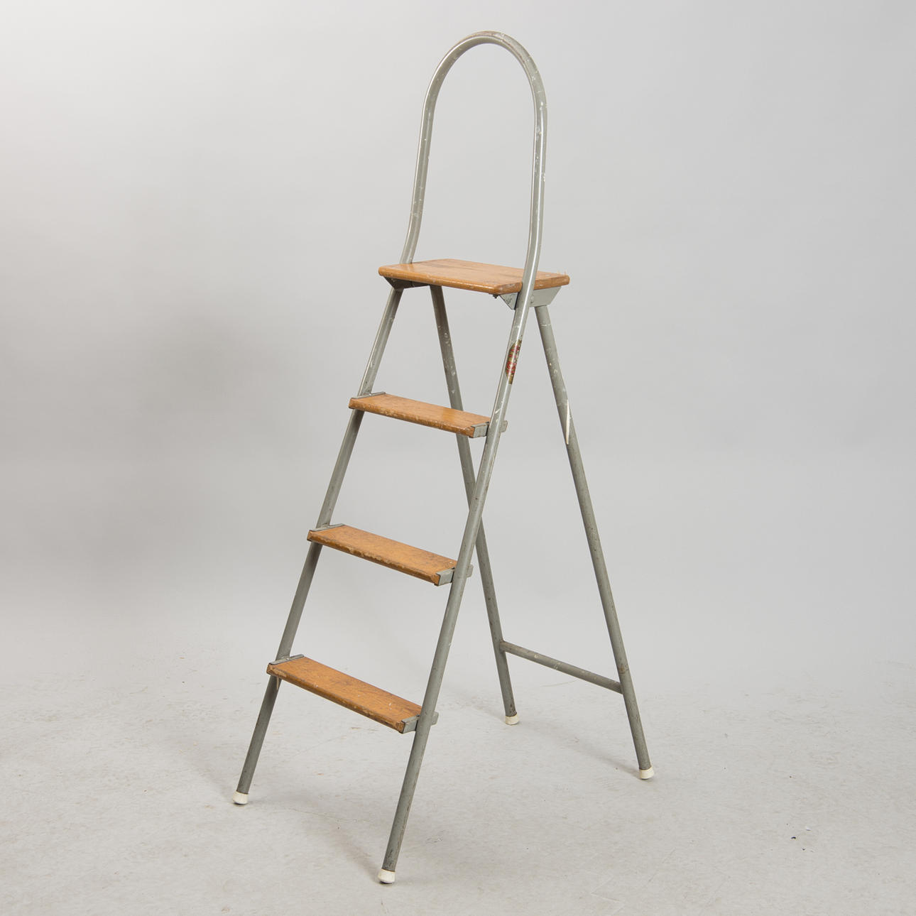 STEGE, trä/målad metall, Wibe.