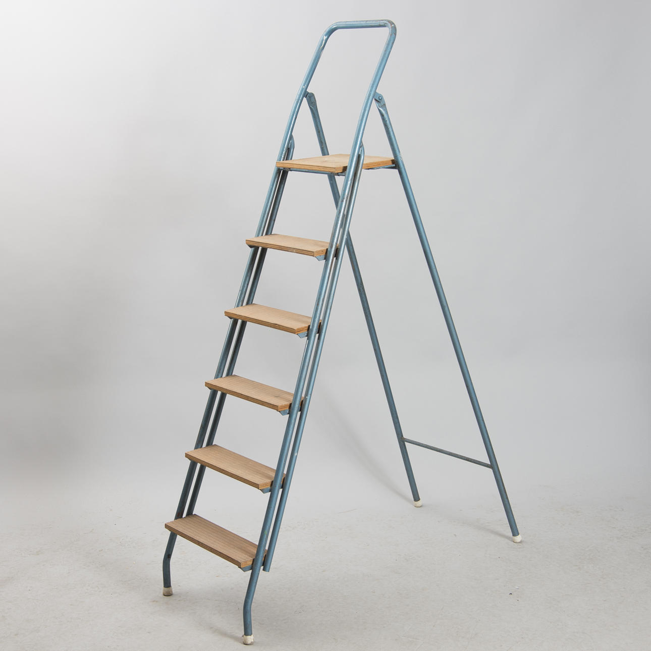 STEGE, trä/målad metall.