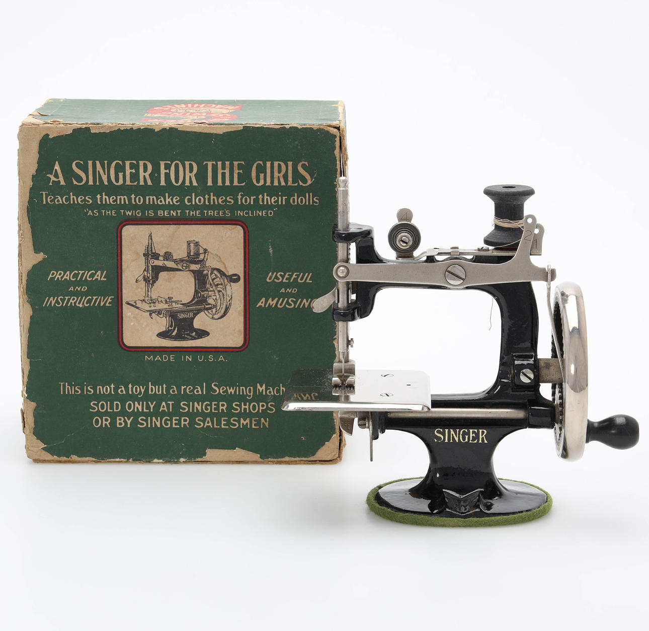 A CHILDREN'S SEWING MACHINE, Singer, 20th century.