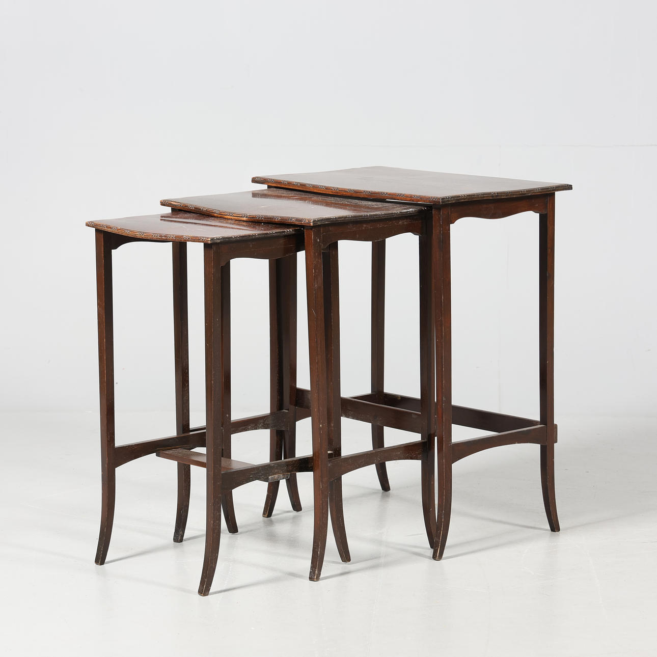 A set table, 3 pieces, 20th century.