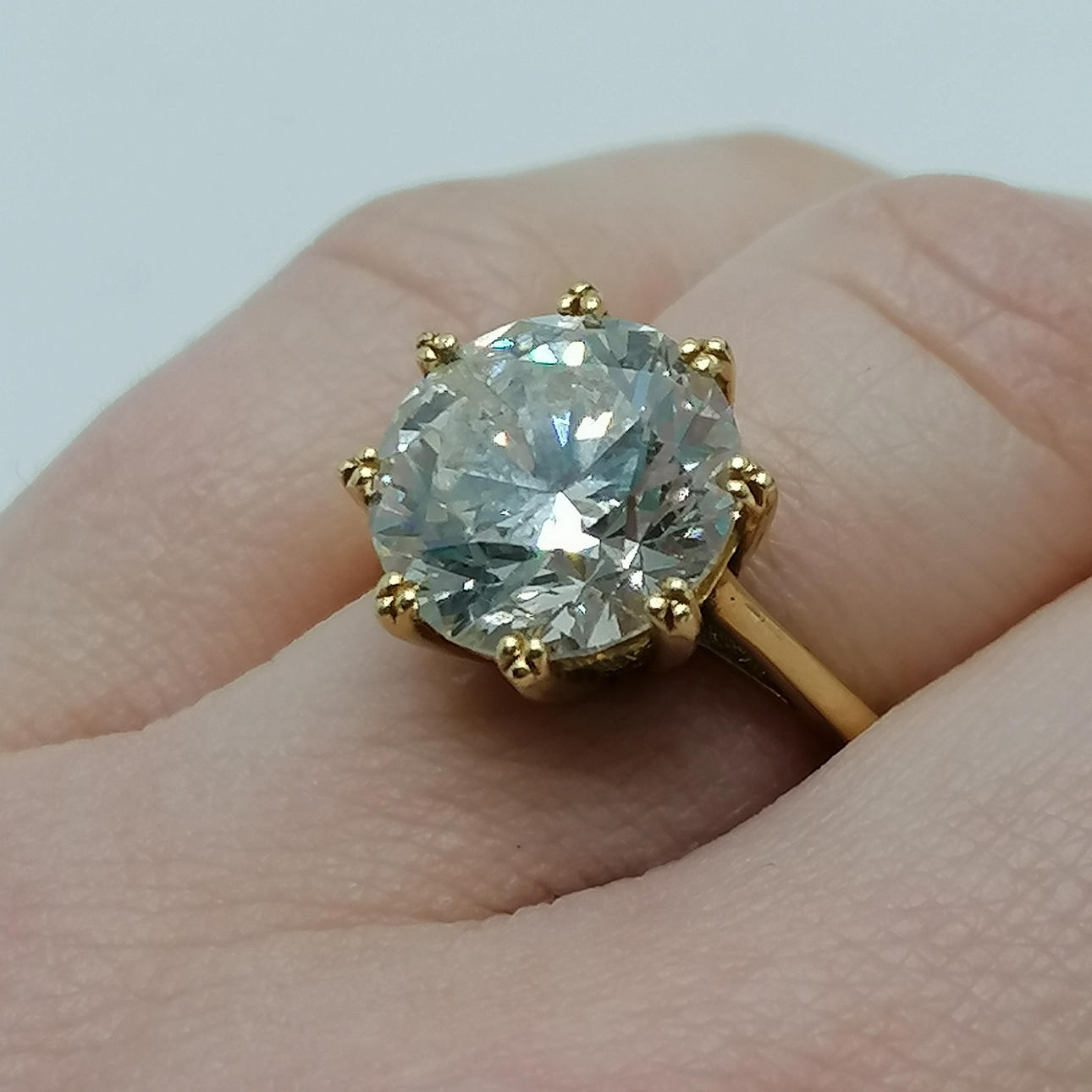 18ct GOLD 6ct DIAMOND SOLITAIRE RING.