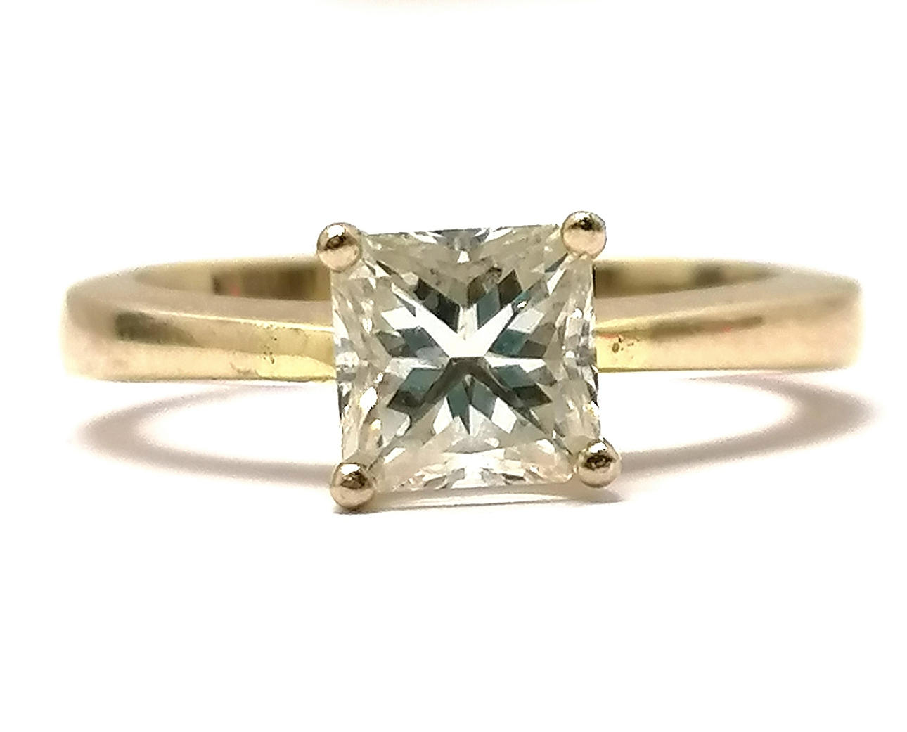 18ct GOLD PRINCESS CUT DIAMOND SOLITAIRE RING.