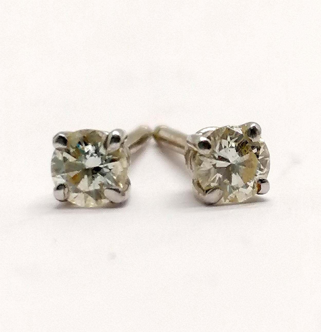 18ct WHITE GOLD 3mm DIAMOND STUD EARRINGS.