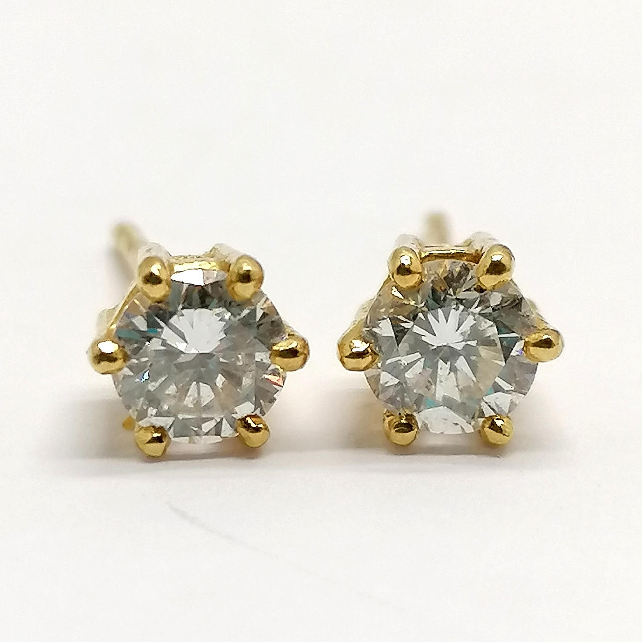 18ct GOLD 4.2mm DIAMOND STUD EARRINGS.