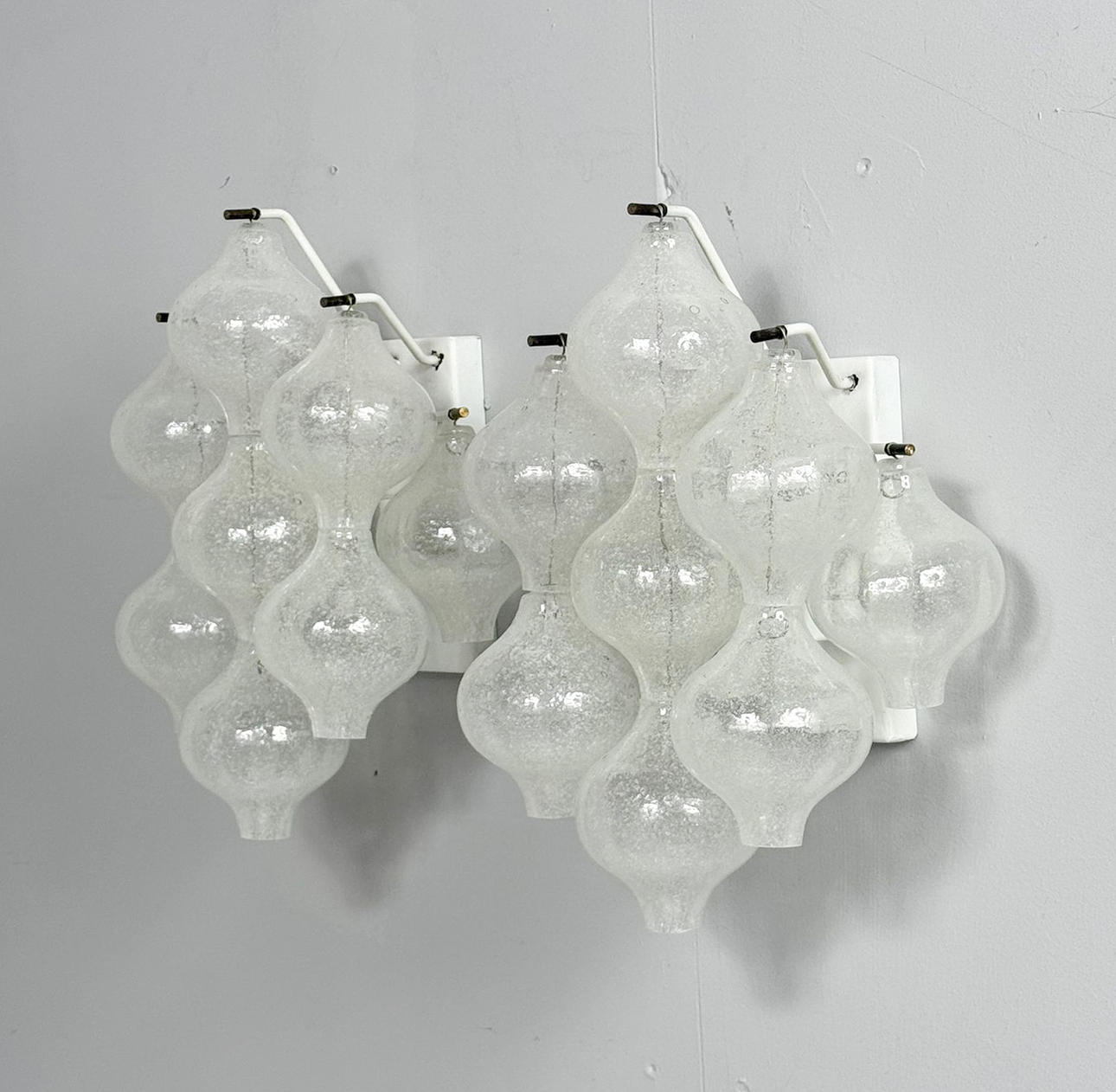 J.T. KALMAR. Set med 2 vägglampor/vägglampor, modell: 'Tulipan 9 WA' för KALMAR FRANKEN KG, Österrike, 1960-tal.