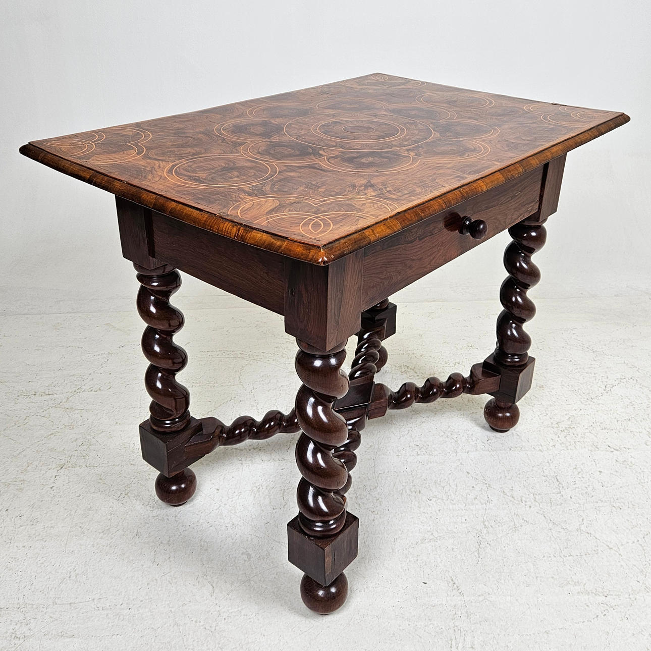 A baroque Dutch table with drawer, 18th century.