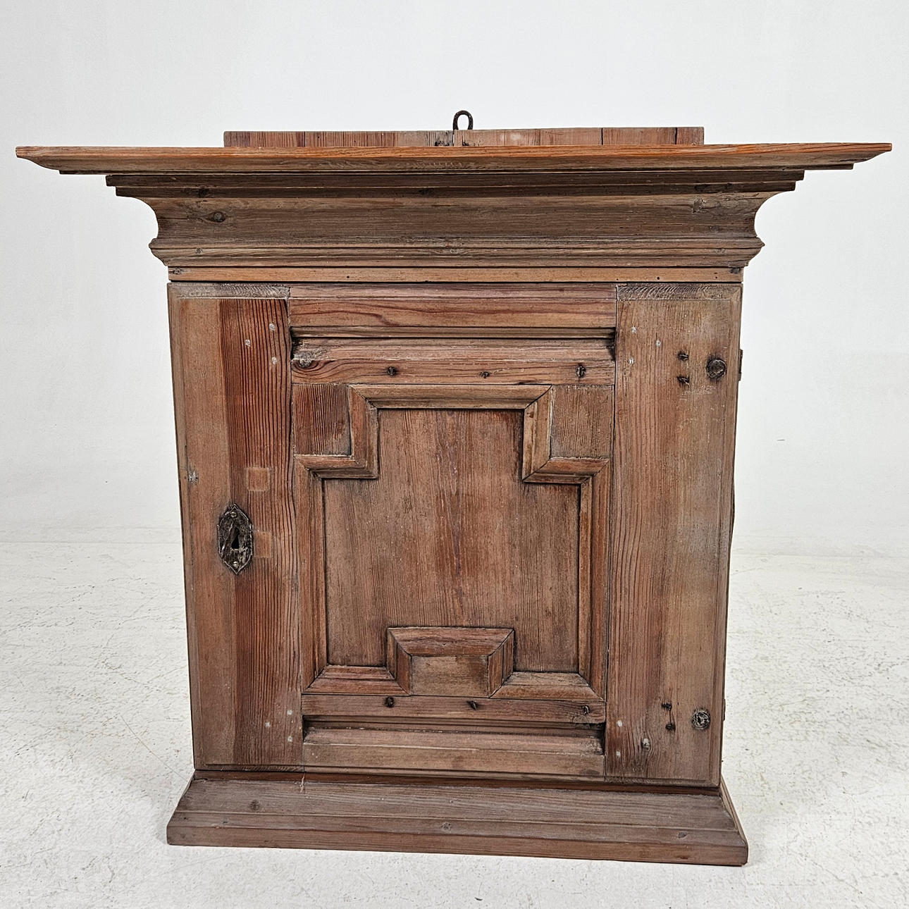 HÄNGSKÅP, allmoge, 1800-tal.