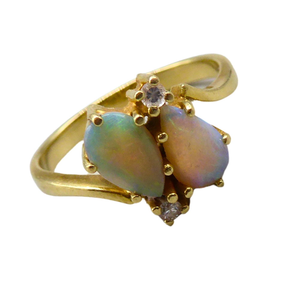 585 YELLOW GOLD RING SET WITH OPALS AND DIAMONDS.