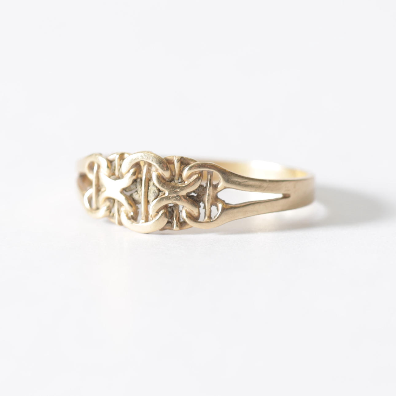 A 18K gold ring. Total weight approx. 1.8 grams.