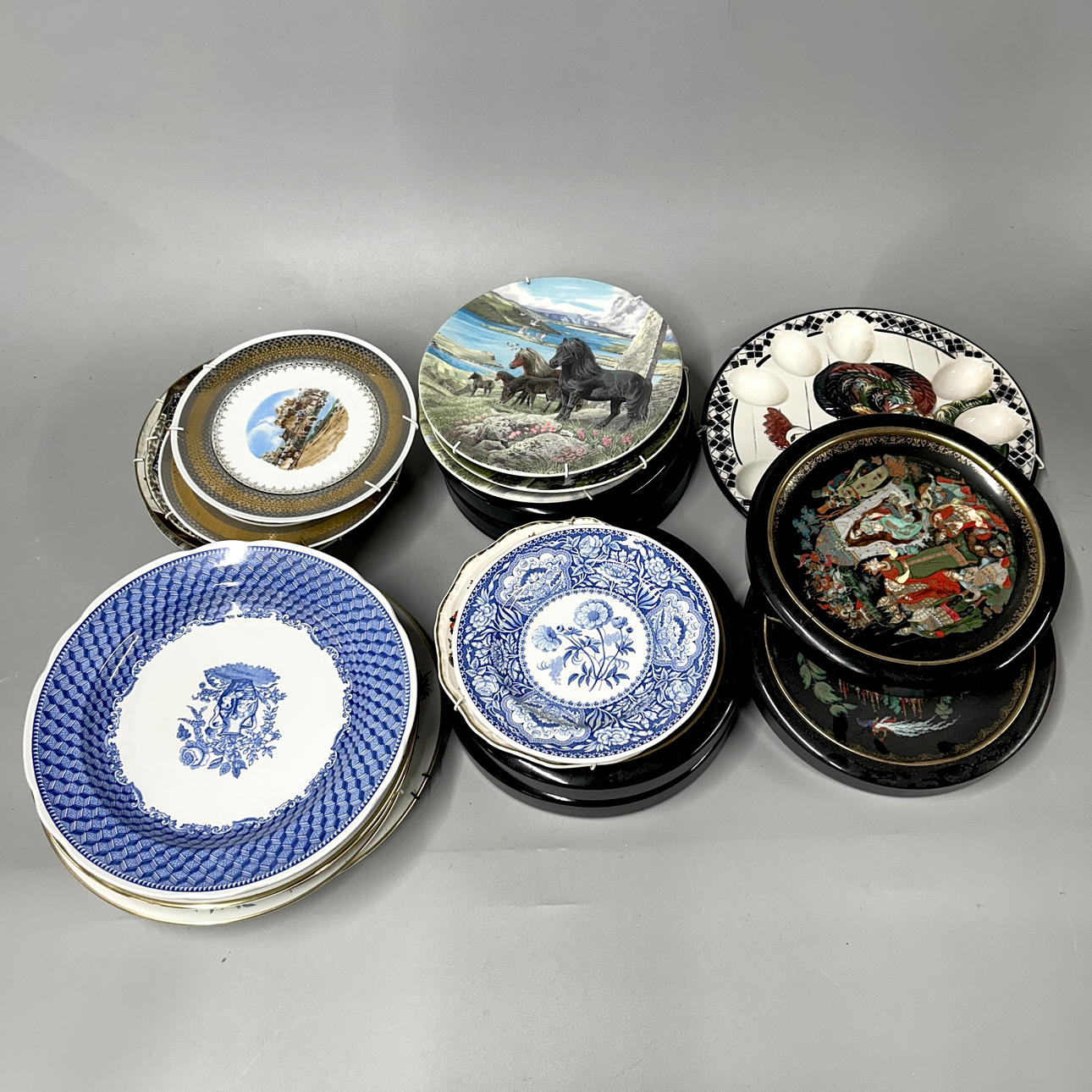 A QUANTITY OF COLLECTOR'S PLATES.