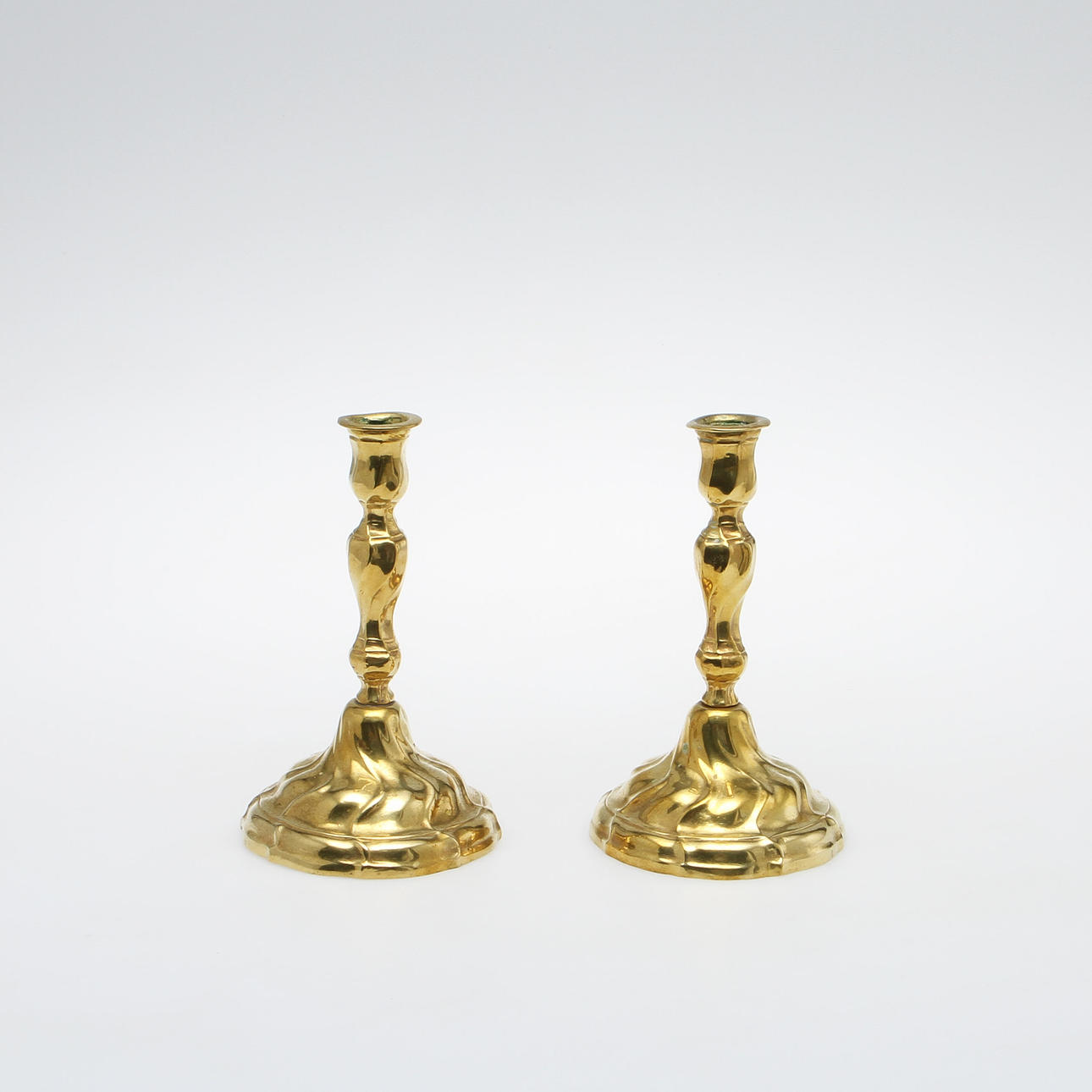 LJUSSTAKAR, ett par, mässing, rokokostil 1900-tal.