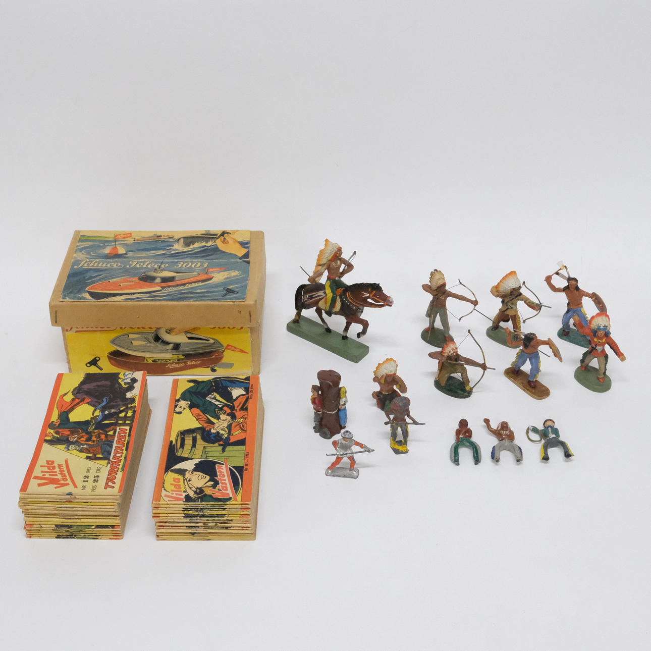 PARTI LEKSAKER B.LA SCHUCO BÅT, ELASTOLIN FIGURER.