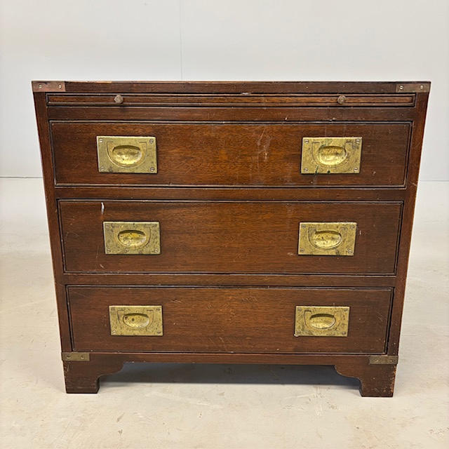 VINTAGE CAMPAIGN STYLE CHEST.