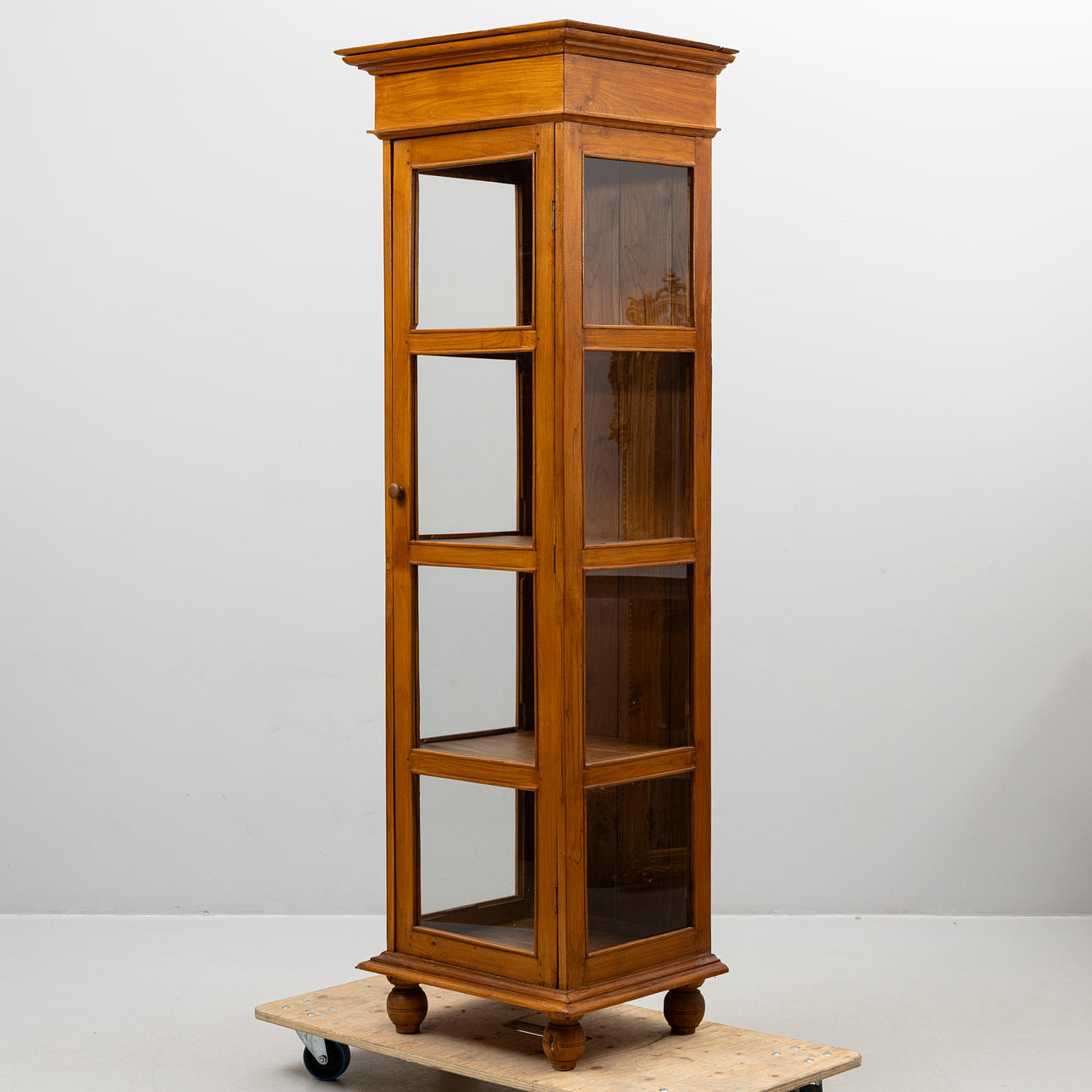 VITRINSKÅP, 1900-talets andra hälft.