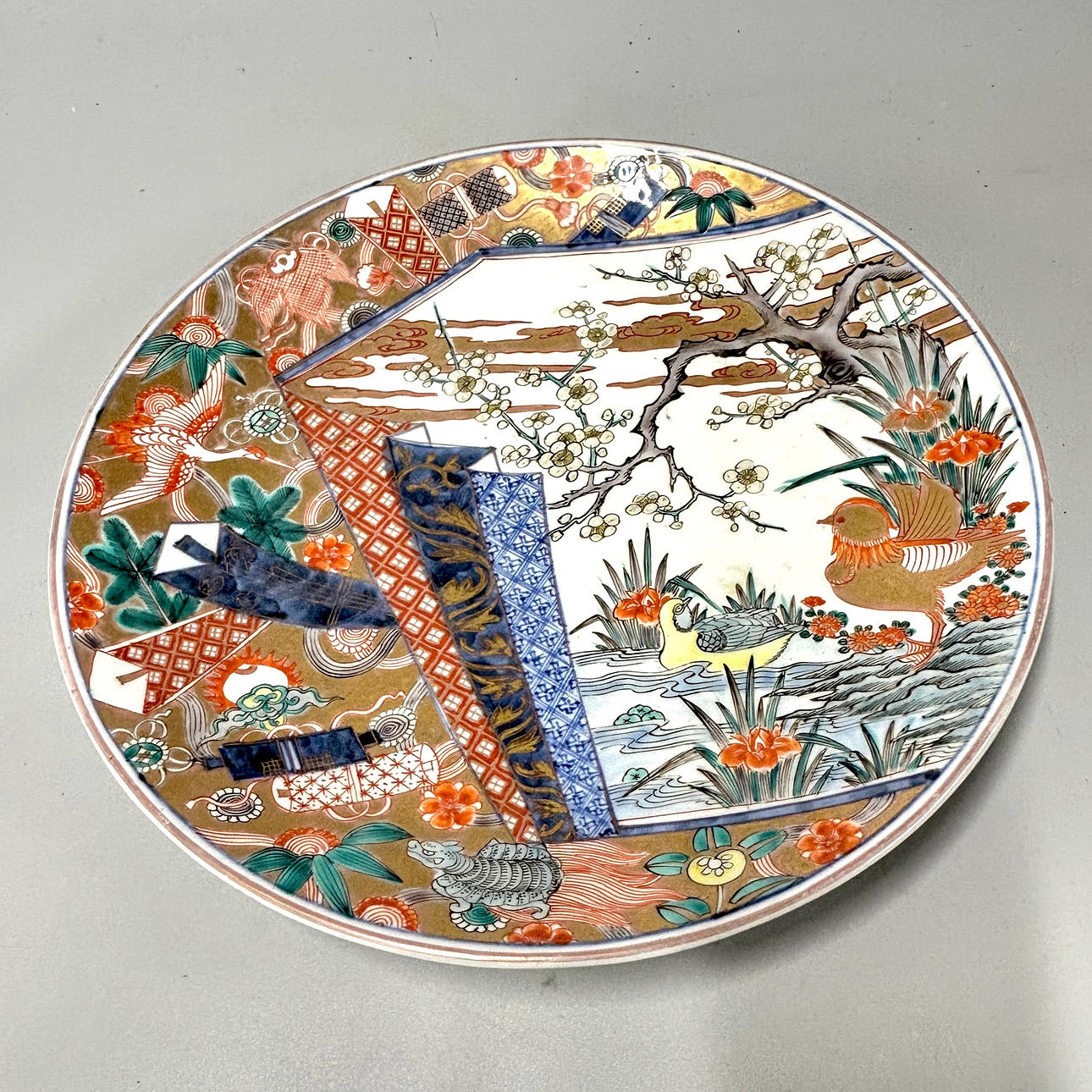 A JAPANESE IMARI PLATE.