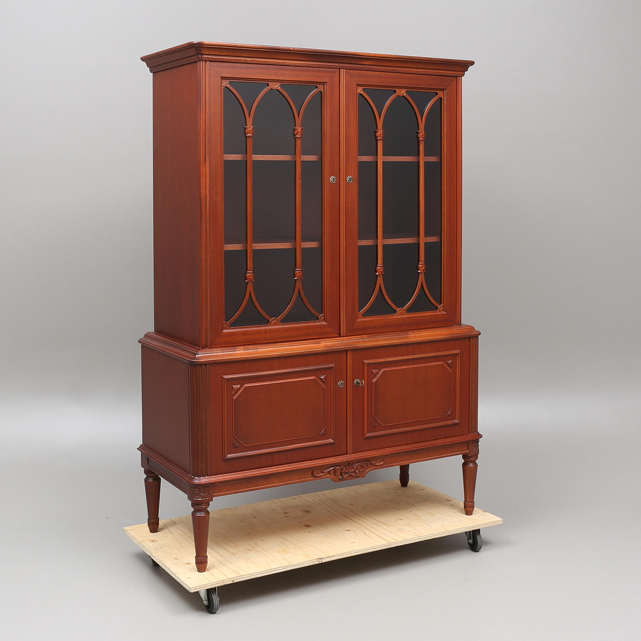 VITRINSKÅP, gustaviansk stil, 1900-talets andra hälft.