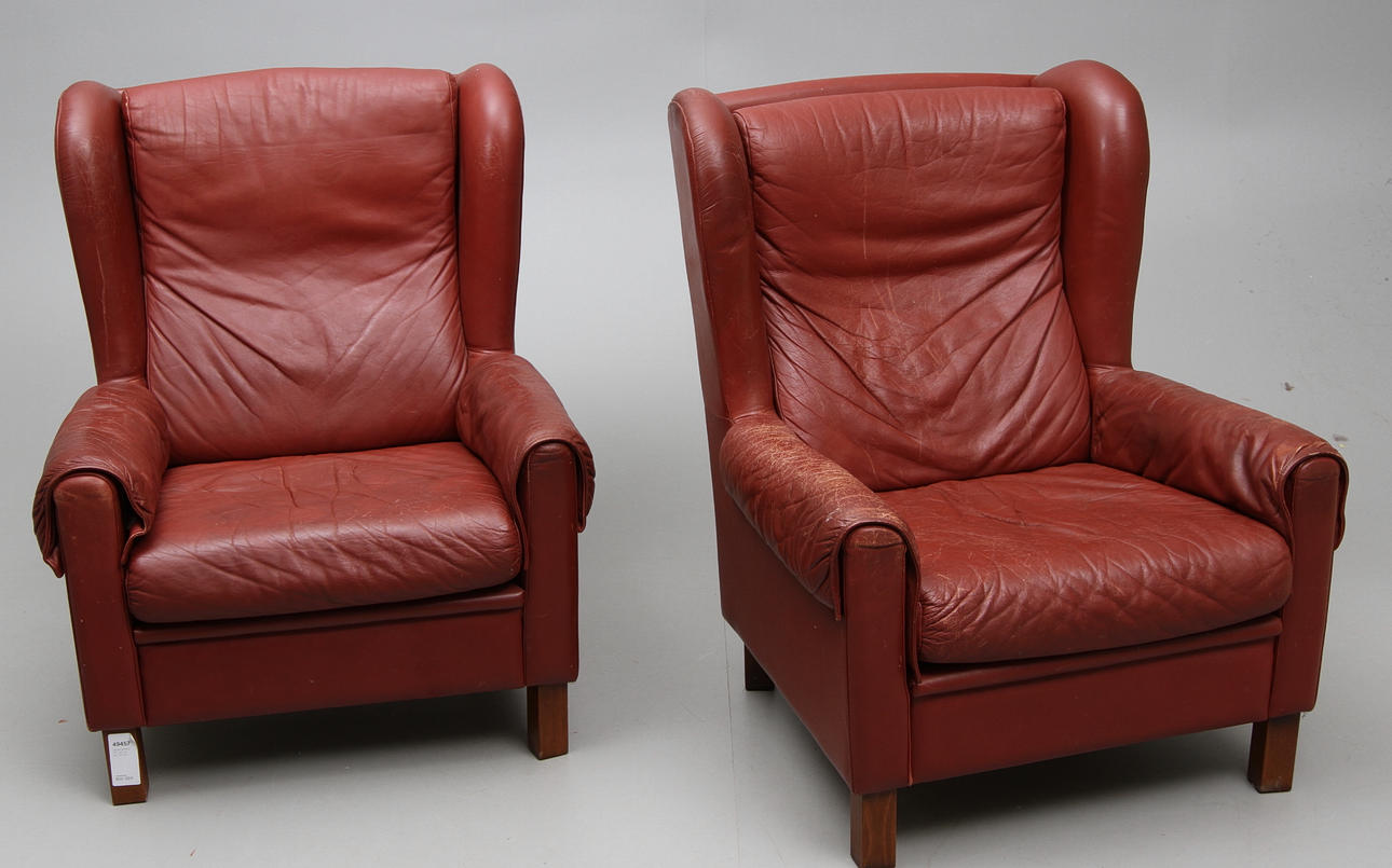 ÖRONLAPPPSFÅTÖLJER ett par, 1970-tal.