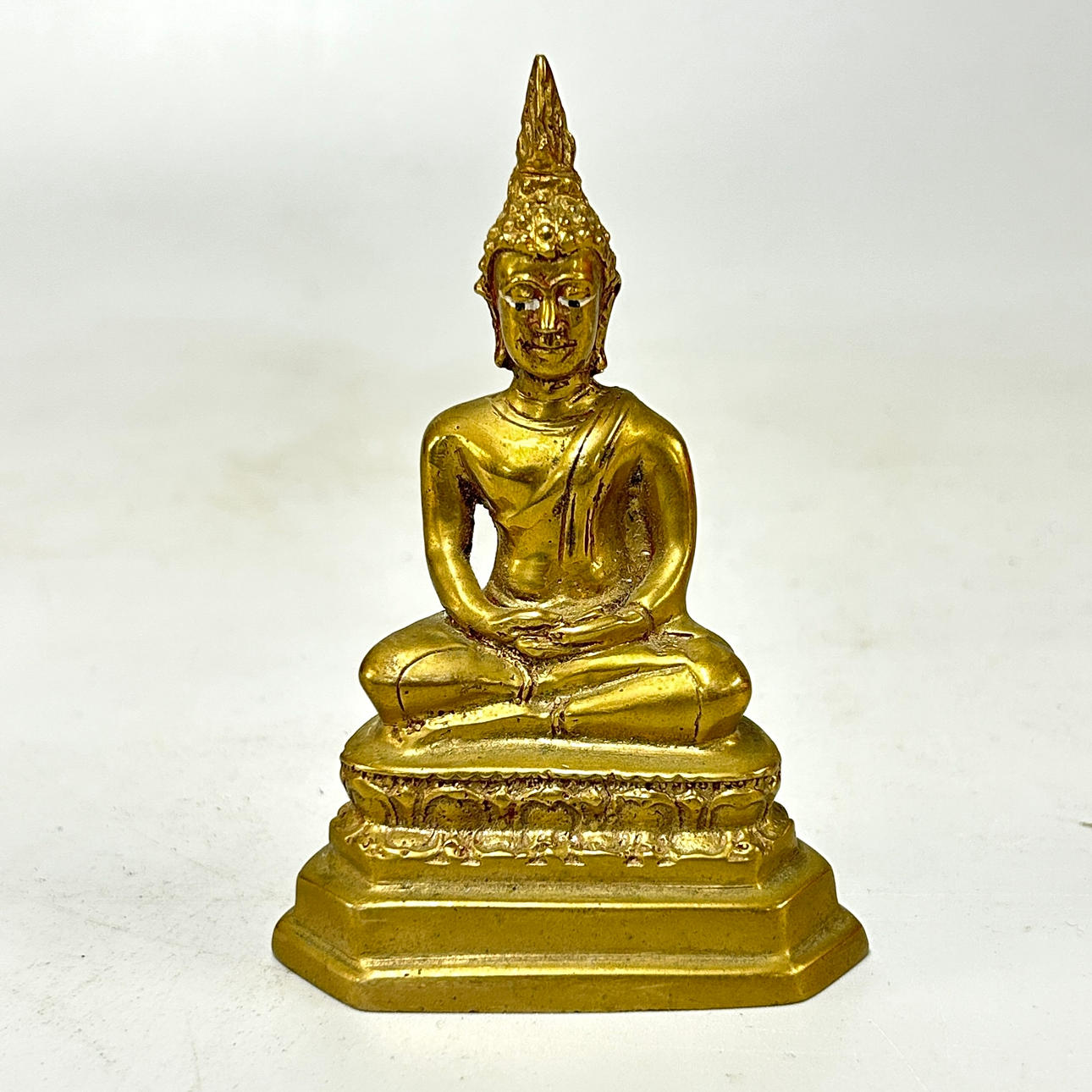 MINIATURE GILT BRONZE SEATED THAI BUDDHA.