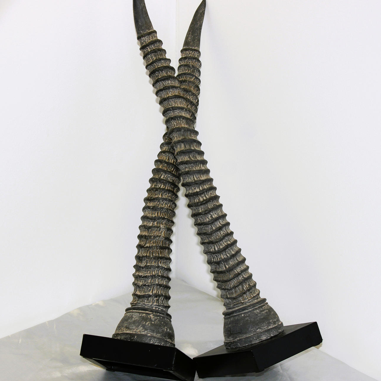 DECORATIVE AFRICAN ANTELOPE HORNS (PAIR).