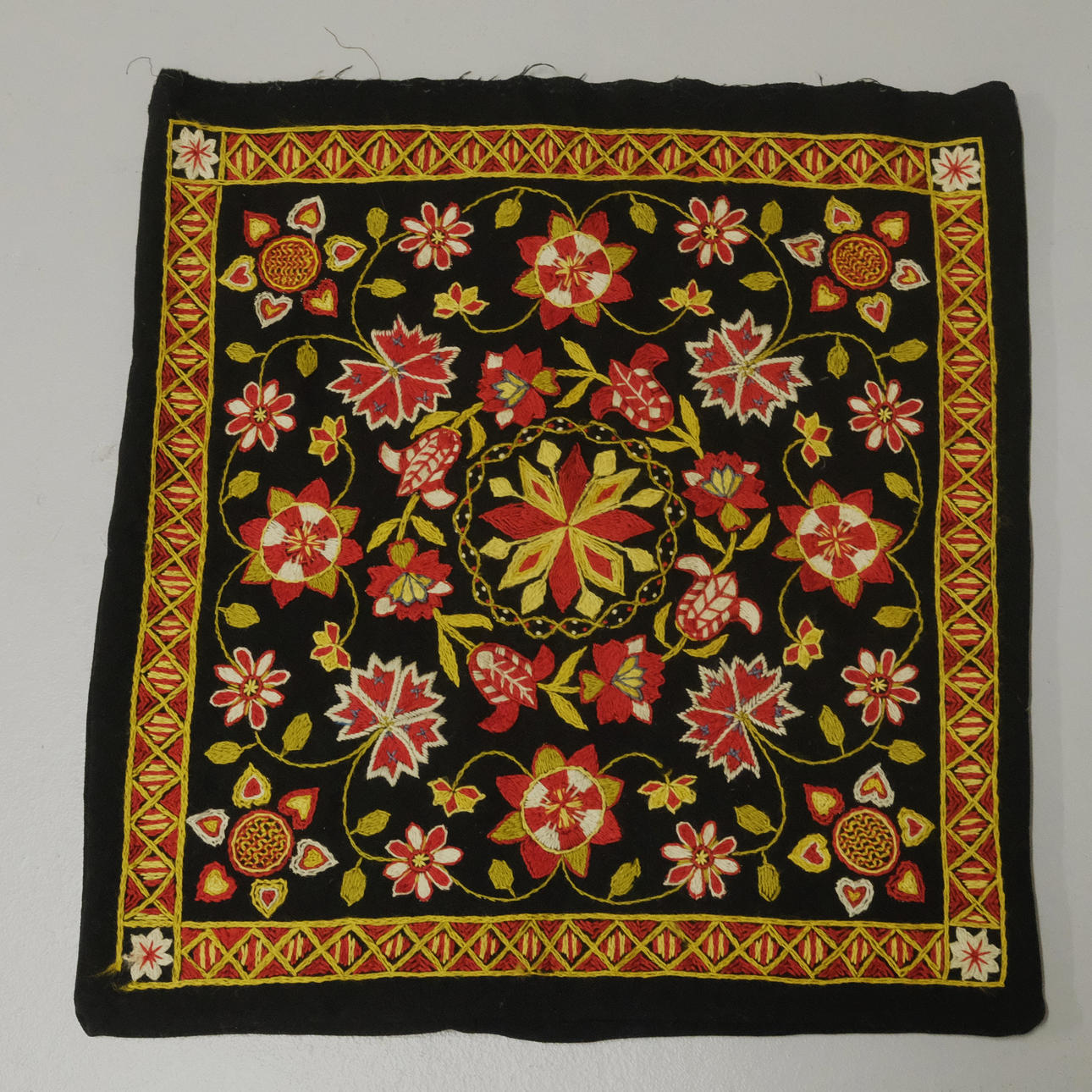 JYNNE MED BRODERI.