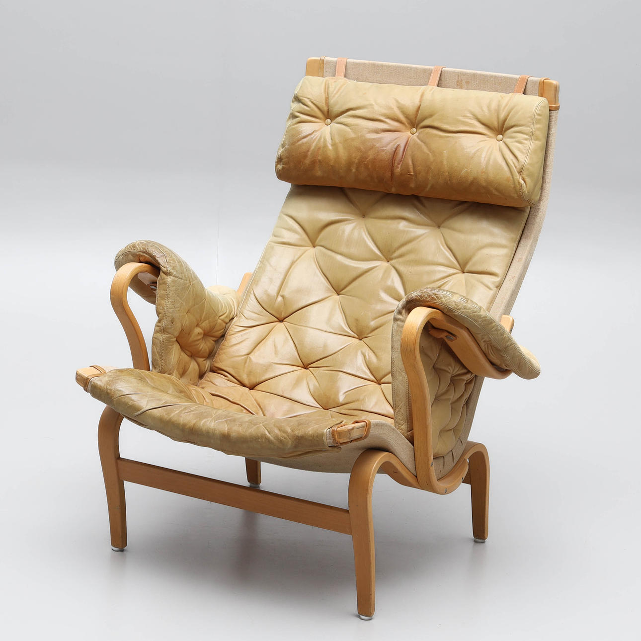 BRUNO MATHSSON. Fåtölj, böjträ & läder, "Pernilla", Dux.