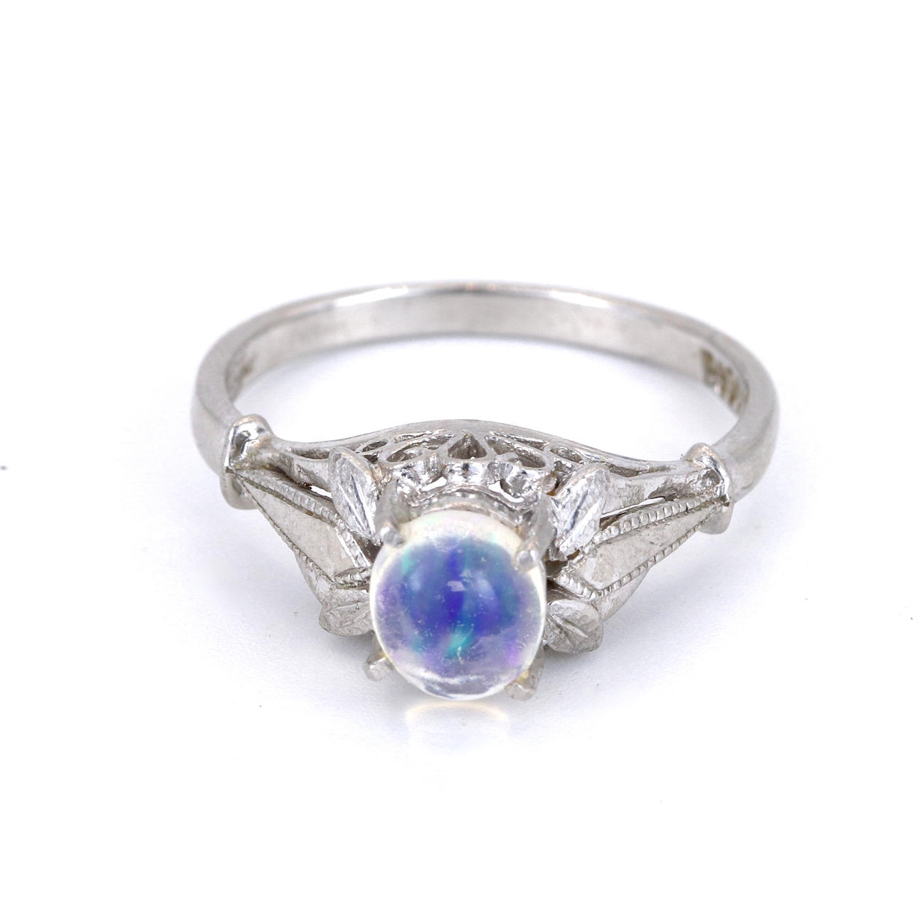 PLATINUM OPAL SET SOLITAIRE RING.