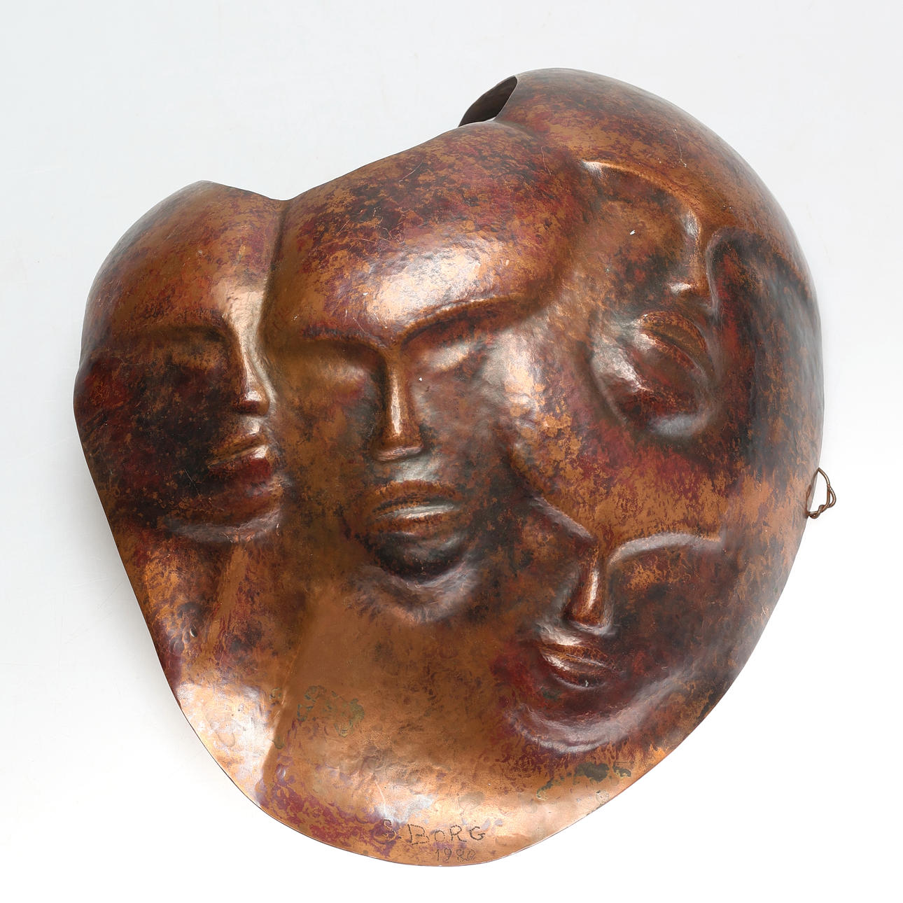 OIDENTIFIERAD KONSTNÄR. wall sculpture, copper, faces, signed S.Borg, dated 1980.