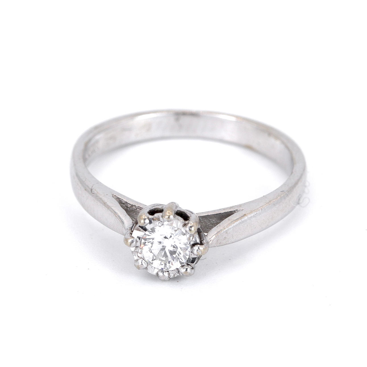 18CT WHITE GOLD DIAMOND SOLITAIRE RING.