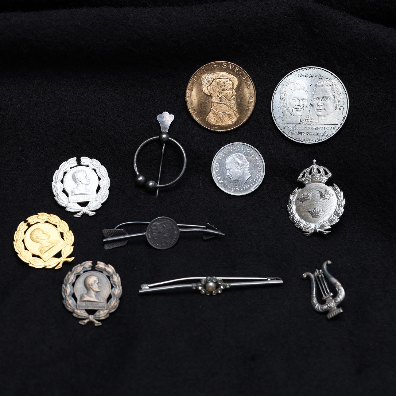 BROOCHES and COINS, including silver.
